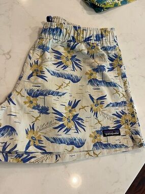 Patagonia Women's Barely Baggies-Medium-Like new ! Quick dry !